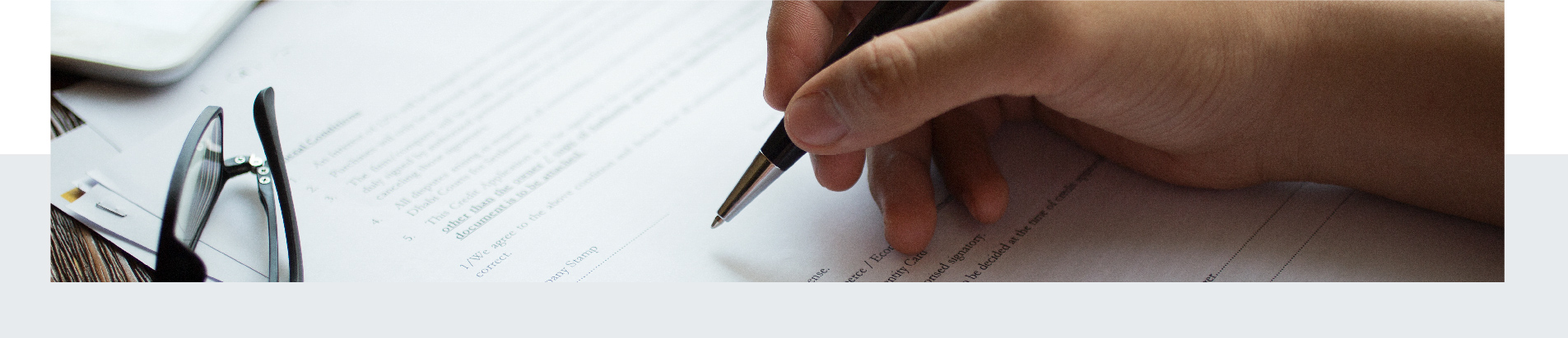 Homme d''affaire examinant des papiers sur une table