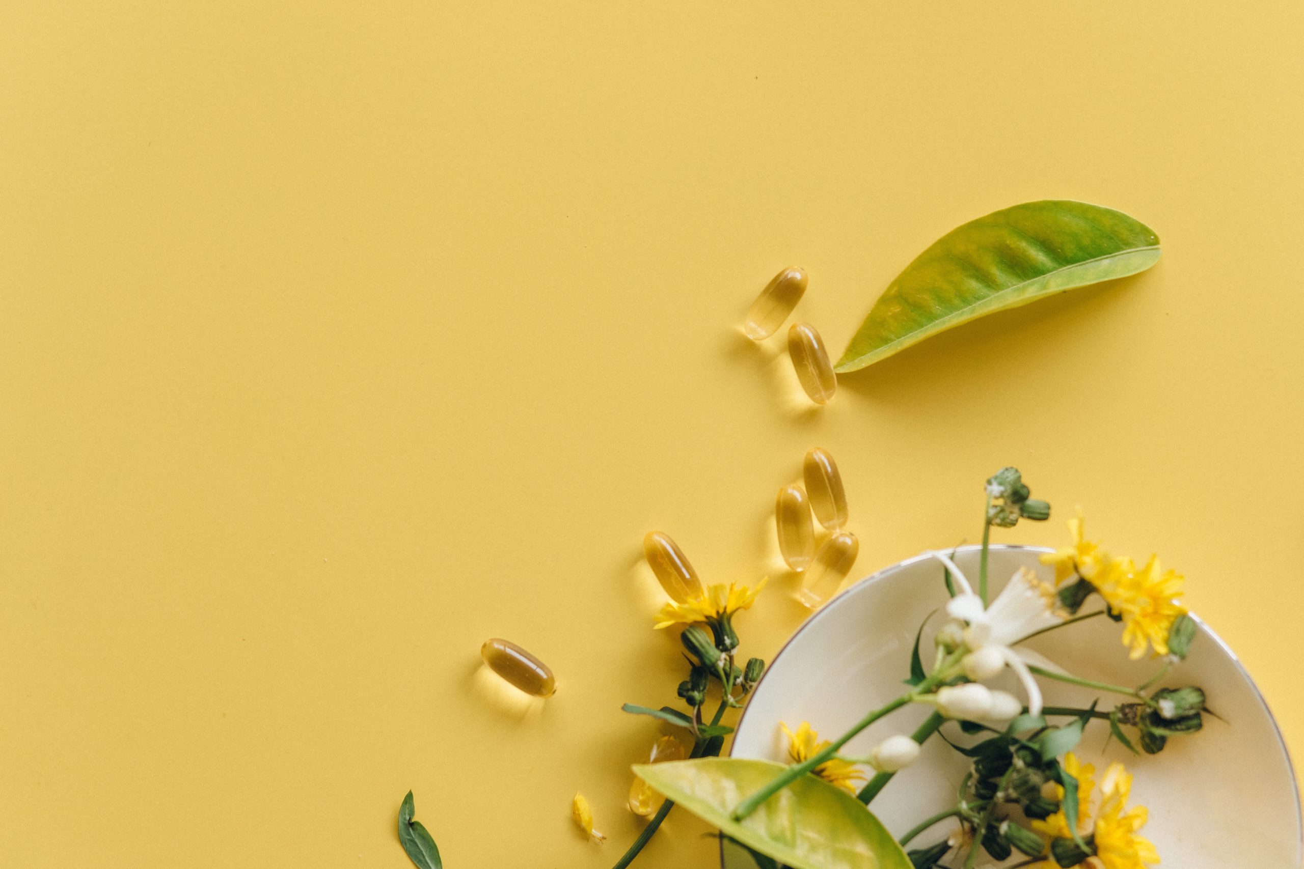 Assiette avec plantes et capsules molles