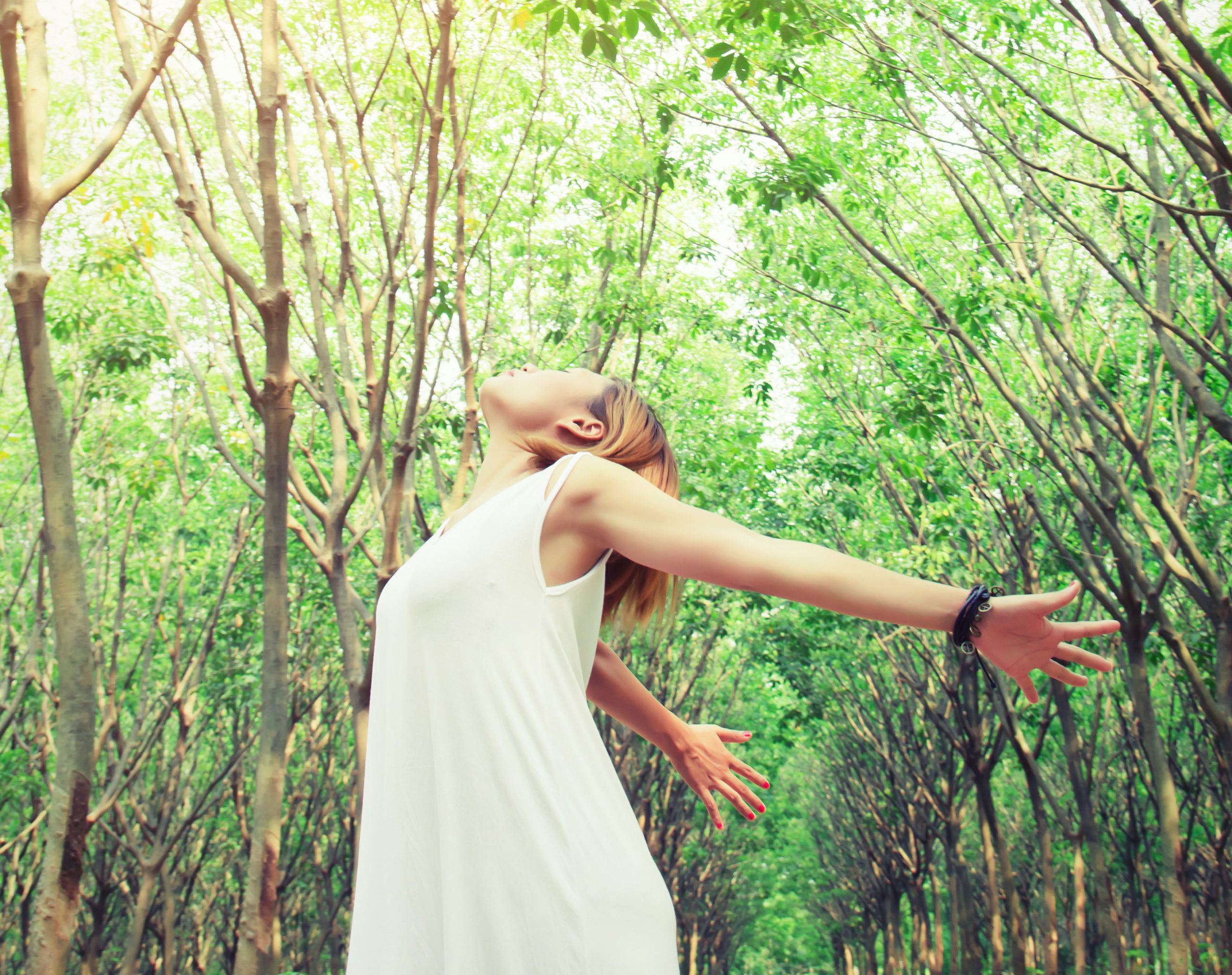 femme silhouette fitness pratiquant le yoga