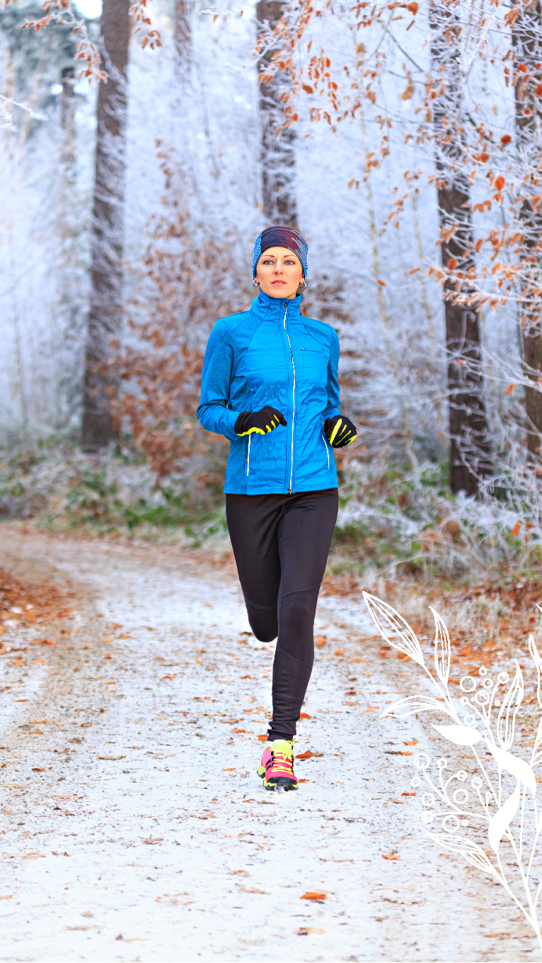 femme qui pratique la course à pied en hiver